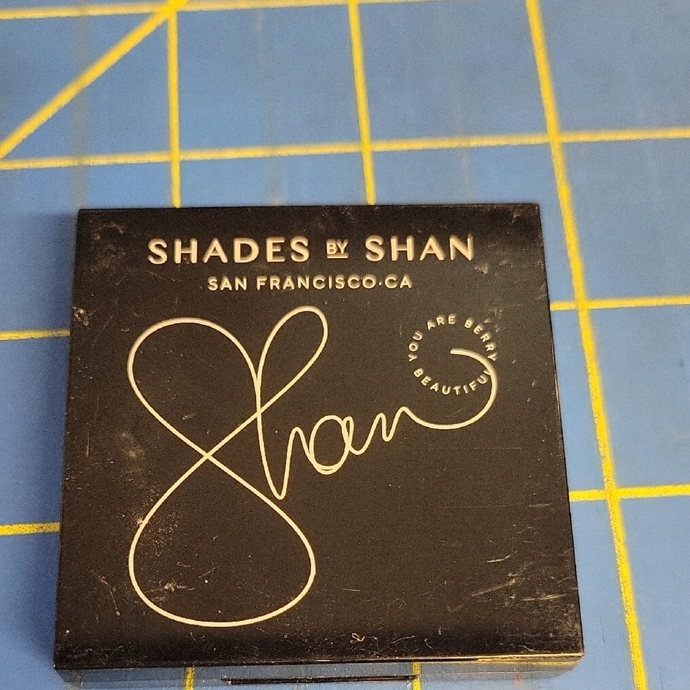 Shades by Shan Black Makeup Compact Walnut New